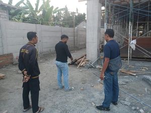 Serangan Jantung, Buruh Proyek Ambruk-Tewas Saat Potong Kayu