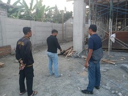 Serangan Jantung, Buruh Proyek Ambruk-Tewas Saat Potong Kayu