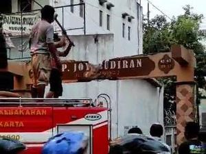 Damkar Terhalang Saat Kebakaran di Solo, Begini Aturan Ketinggian Gapura Damkar Terhalang Saat Kebakaran di Solo, Begini Aturan Ketinggian Gapura
