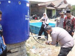 Polisi Beri Solusi Masalah Kelangkaan Air Bersih di Indramayu