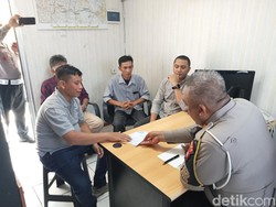 Rombongan Mobil Mewah Lawan Arah di Tol Desari Ditilang!