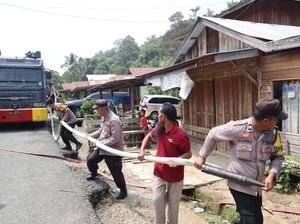 Polisi Salurkan 30 Ribu Liter Air Bersih ke Warga Birang Berau