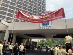 PPKGBK Pasang Spanduk, Minta Pontjo Sutowo Segera Kosongkan Hotel Sultan