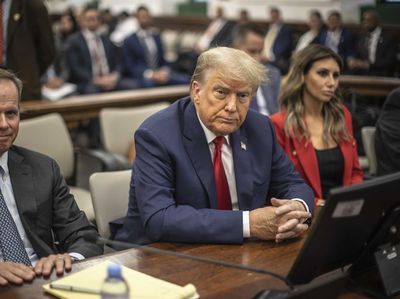 Tampang Kesal Donald Trump di Sidang Kasus Penipuan