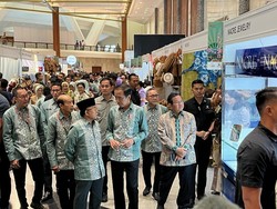 Didampingi Zulhas-Sandiaga, Jokowi Keliling di Pameran Inacraft
