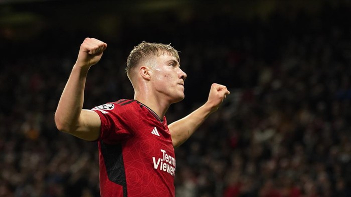 Manchester Uniteds Rasmus Hojlund celebrates after scoring his sides opening goal during the Champions League group A soccer match between Manchester United and Galatasaray at the Old Trafford stadium in Manchester, England, Tuesday, Oct. 3, 2023. (AP Photo/Dave Thompson)