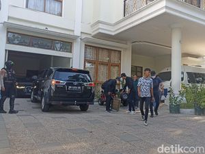 KPK Bawa Mobil Audi dan 1 Koper Cokelat dari Rumah Mentan SYL di Makassar KPK Bawa Mobil Audi dan 1 Koper Cokelat dari Rumah Mentan SYL di Makassar