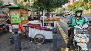 Ruwet! Penjajahan Trotoar Salemba Makin Menjadi-jadi