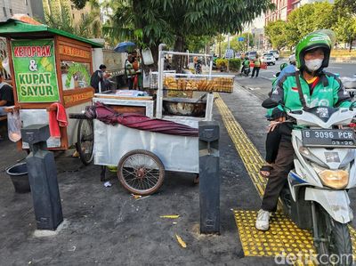 Ruwet! Penjajahan Trotoar Salemba Makin Menjadi-jadi