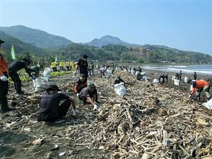 Keroyokan Singkirkan Sampah di Pesisir Loji Sukabumi Keroyokan Singkirkan Sampah di Pesisir Loji Sukabumi