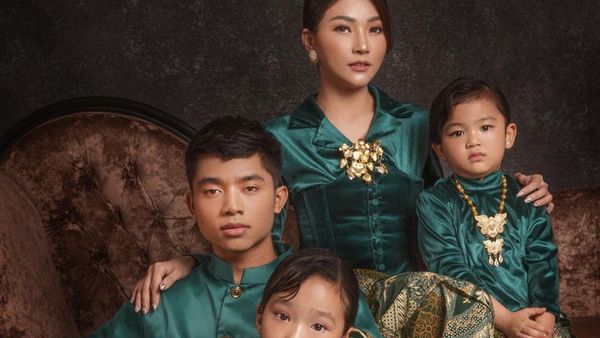 7 Gaya Sarwendah Pemotretan Bareng Betrand Peto & 2 Putrinya Tanpa Ruben Onsu