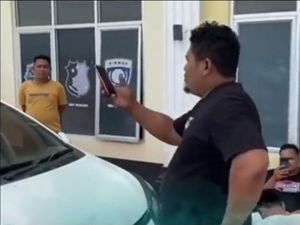 Ramai Sopir Truk Larang Anak Masuk Polisi Saat Ditilang di Tebo