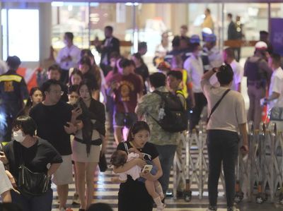 Suasana Mencekam Penembakan di Mal Bangkok