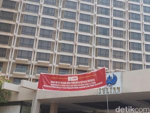 Nasib Tamu dan Karyawan Hotel Sultan Usai Terbentang Spanduk Pengosongan Nasib Tamu dan Karyawan Hotel Sultan Usai Terbentang Spanduk Pengosongan