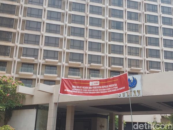 Begini Penampakan Spanduk Pengosongan yang Membentang di Hotel Sultan