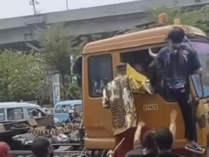 Detik-detik Pengantar Jenazah Pukuli Sopir Truk, Kaki Melayang ke Wajah Detik-detik Pengantar Jenazah Pukuli Sopir Truk, Kaki Melayang ke Wajah
