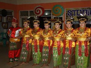 13 Tarian Tradisional Sulawesi Tenggara, Ada Tarian Lulo yang Viral 13 Tarian Tradisional Sulawesi Tenggara, Ada Tarian Lulo yang Viral