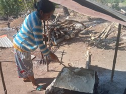 Kemarau Panjang Bikin Harga Anjlok, Petani Garam di Flores Timur Menjerit