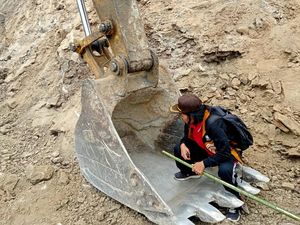 Heboh Wanita di Tator Hadang Alat Berat PT Malea Masuk Wilayah Tanah Adat Heboh Wanita di Tator Hadang Alat Berat PT Malea Masuk Wilayah Tanah Adat