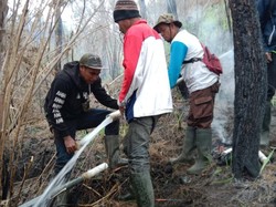Warga Lereng Arjuno Perbaiki Swadaya Jaringan Pipa Air yang Rusak Terbakar