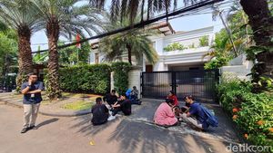 Wartawan Ngemper Nunggu Pertemuan JK dan Puan yang Digelar Tertutup