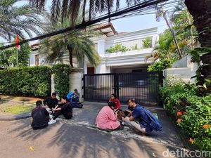 Wartawan Ngemper Nunggu Pertemuan JK dan Puan yang Digelar Tertutup