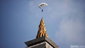 Aksi Penerjun TNI Menari di Atas Monas