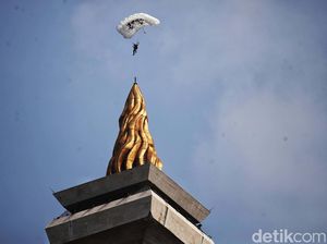 Aksi Penerjun TNI Menari di Atas Monas