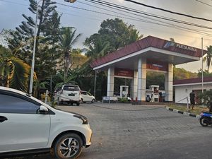 BBM Lambat Dikirim, Antrean Kendaraan di SPBU Nusa Penida Capai 500 Meter