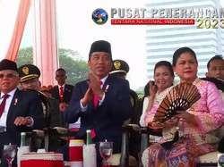 Antusiasnya Jokowi-Iriana Tonton Atraksi Terjun Payung di HUT Ke-78 TNI