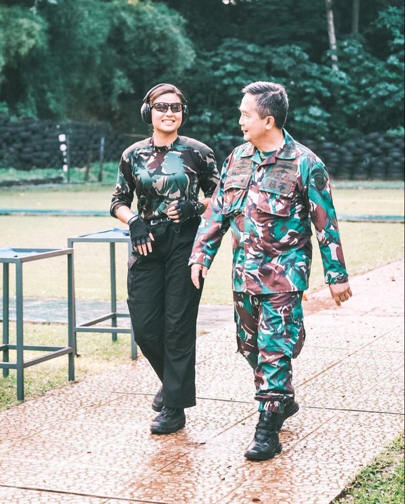 Artis yang berasal dari keluarga TNI