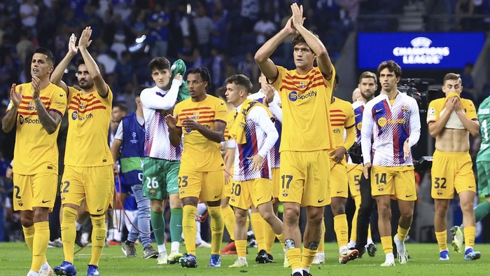 Barcelona players applaud the fans at the end of a Champions League group H soccer match between FC Porto and Barcelona at the Dragao stadium in Porto, Portugal, Wednesday, Oct. 4, 2023. Barcelona won 1-0. (AP Photo/Luis Vieira)