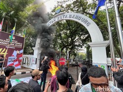Aksi Bakar Ban Warnai Demo Mahasiswa di Balkot Bandung