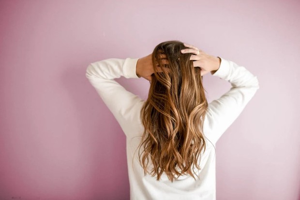 How to save water by using dry shampoo