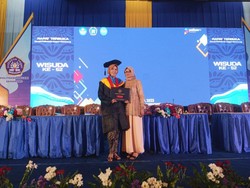 Nggak Pernah Bolos, Embun Jadi Lulusan Terdisiplin Polines dengan IPK 3,98