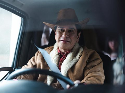 Film Jepang Hitchhike (2023) Mayo Kawasaki sebagai George dalam film Jepang Hitchhike (2023). (BBB/New Select K.K. via Twitter @hitchhike0707)
