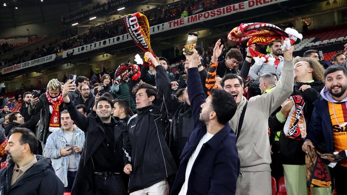 Soccer Football - Champions League - Group A - Manchester United v Galatasaray - Old Trafford, Manchester, Britain - October 3, 2023 Galatasaray fans celebrate after the match REUTERS/Carl Recine