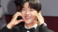 7 Gaya Song Joong Ki di Busan International Film Festival 2023 Usai Jadi Ayah