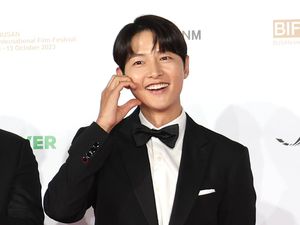 Ini 5 Film/Drakor Song Joong Ki yang Disebut-sebut di Queen of Tears Ini 5 Film/Drakor Song Joong Ki yang Disebut-sebut di Queen of Tears