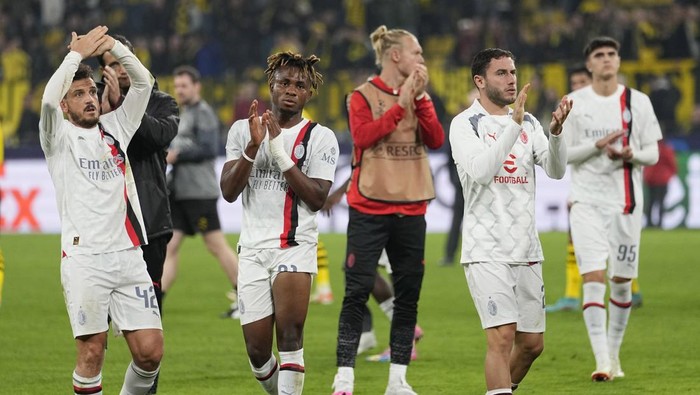 AC Milan players applaud fans at the end of the Champions League Group F soccer match between Borussia Dortmund and AC Milan at the Signal Iduna Park Stadium in Dortmund, Germany, Wednesday, Oct. 4, 2023. (AP Photo/Martin Meissner)