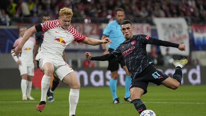 Manchester Citys Phil Foden makes an attempt to score during the Champions League group G soccer match between RB Leipzig and Manchester City in Leipzig, Germany, Wednesday, Oct. 4, 2023. (AP Photo/Matthias Schrader)