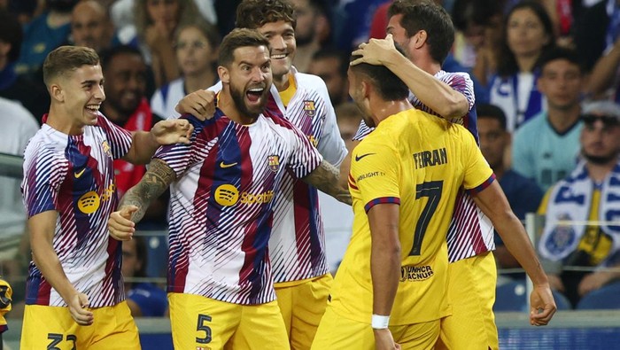 Barcelona memetik kemenangan di kandang Porto dalam lanjutan Liga Champions. Barcelona menang 1-0 berkat gol Ferran Torres. Laga Porto vs Barcelona di matchday 2 Grup H digelar di Estadio do Dragao, Kamis (5/10) dini hari WIB.