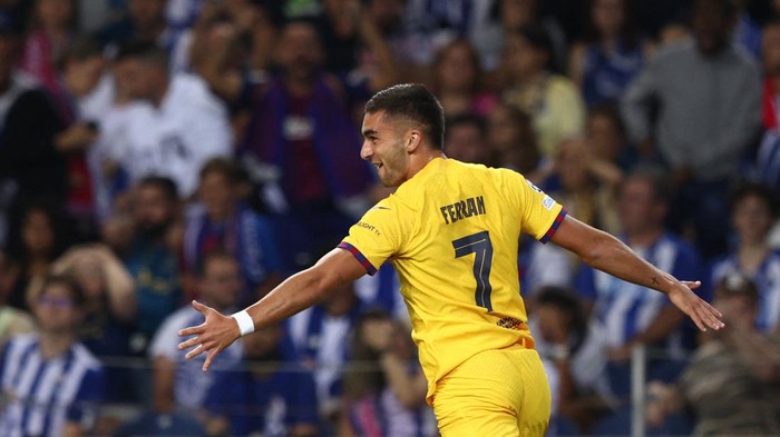 Barcelona memetik kemenangan di kandang Porto dalam lanjutan Liga Champions. Barcelona menang 1-0 berkat gol Ferran Torres. Laga Porto vs Barcelona di matchday 2 Grup H digelar di Estadio do Dragao, Kamis (5/10) dini hari WIB.