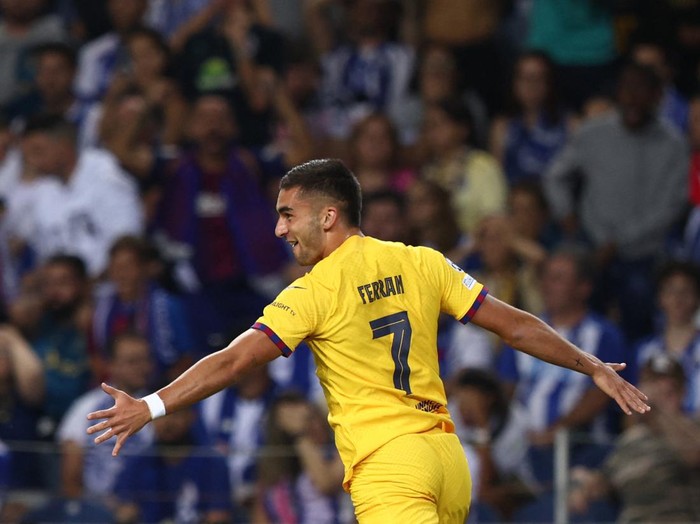 Barcelona memetik kemenangan di kandang Porto dalam lanjutan Liga Champions. Barcelona menang 1-0 berkat gol Ferran Torres. Laga Porto vs Barcelona di matchday 2 Grup H digelar di Estadio do Dragao, Kamis (5/10) dini hari WIB.