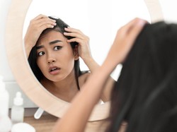 5 Tanda Kulit Kepala Mulai Menua yang Jarang Disadari