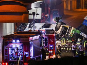 Bus Wisata Jatuh Dari Jalan Layang di Italia, 21 Orang Tewas