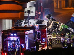 Bus Wisata Jatuh Dari Jalan Layang di Italia, 21 Orang Tewas