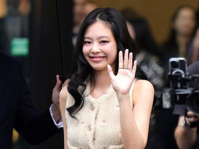 7 Gaya Jennie BLACKPINK Bikin Gemas Bak Boneka di Paris Fashion Week 2023