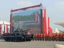 Jokowi Naik Tank Cek Kesiapan Pasukan di HUT Ke-78 TNI