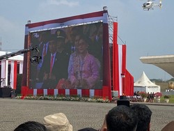 Momen Jokowi Ikut Goyang Jempol Lihat Atraksi Helikopter di HUT Ke-78 TNI